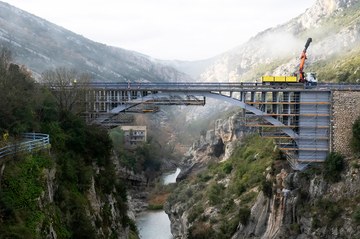 Un échafaudage BRIO de 50 000 kg permet de réparer un pont sur l’Ésera