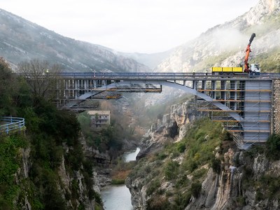 Un échafaudage BRIO de 50 000 kg permet de réparer un pont sur l’Ésera