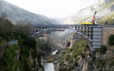 Un échafaudage BRIO de 50 000 kg permet de réparer un pont sur l’Ésera