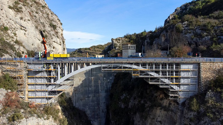 Un échafaudage BRIO de 50 000 kg permet de réparer un pont sur l’Ésera