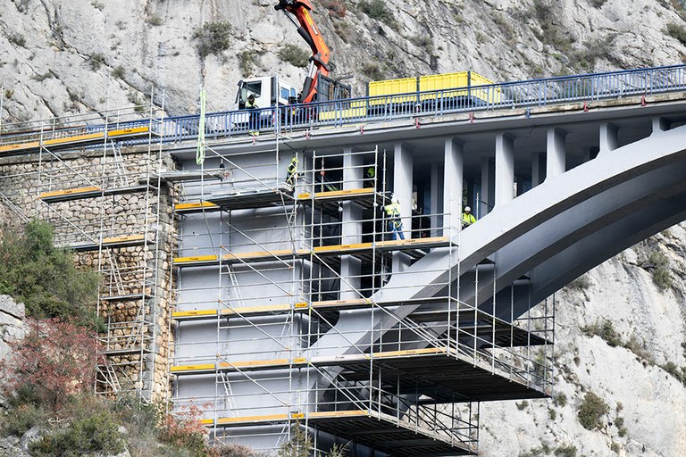 Un échafaudage BRIO de 50 000 kg permet de réparer un pont sur l’Ésera