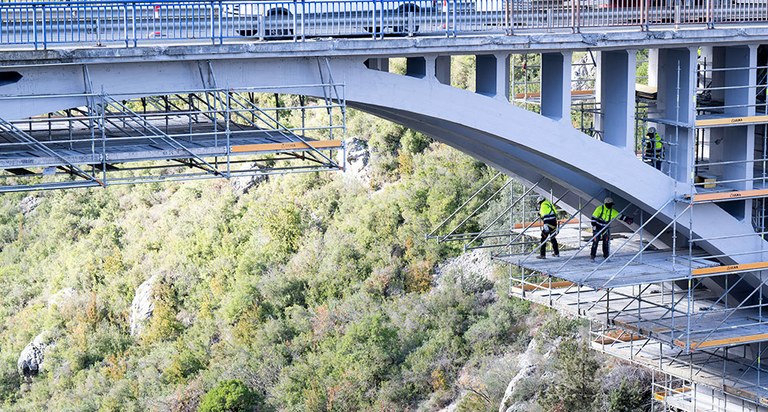 Un échafaudage BRIO de 50 000 kg permet de réparer un pont sur l’Ésera