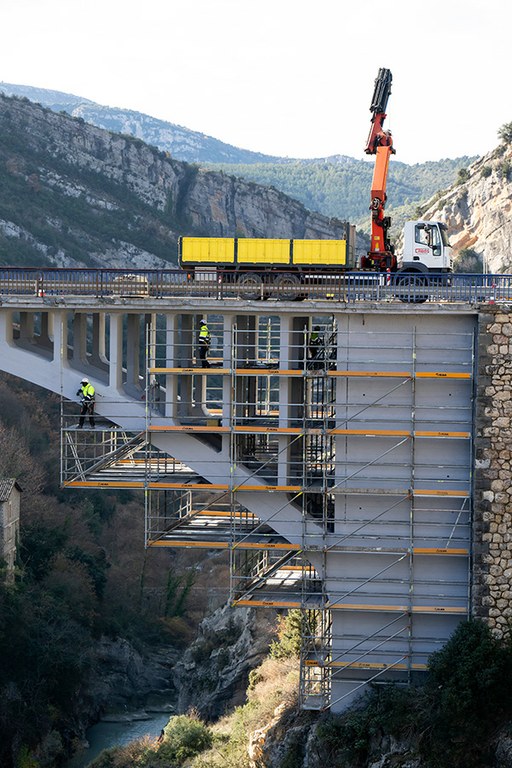 Un échafaudage BRIO de 50 000 kg permet de réparer un pont sur l’Ésera