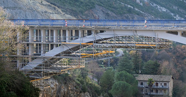 Un échafaudage BRIO de 50 000 kg permet de réparer un pont sur l’Ésera