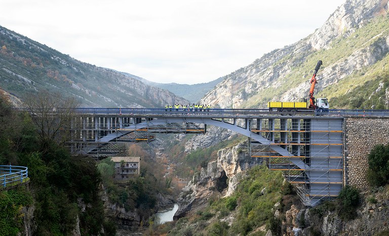 Un échafaudage BRIO de 50 000 kg permet de réparer un pont sur l’Ésera