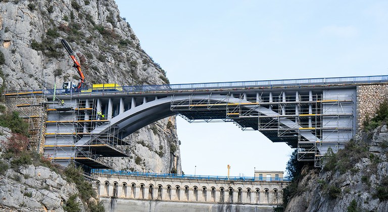 Un échafaudage BRIO de 50 000 kg permet de réparer un pont sur l’Ésera